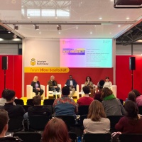 Five people sit on stage in a panel discussion in front of an audience at the Forum Offene Gesellschaft at the Leipzig Book Fair 2025

