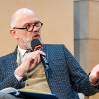Thomas Böhm at the microphone during a stage discussion at the booth of the 2025 Guest of Honor Norway at the 2025 Leipzig Book Fair