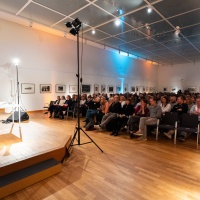Author Daniel Glattauer at his Leipzig Reads reading in front of a packed audience at Leipzig City Library during the 2025 Leipzig Book Fair