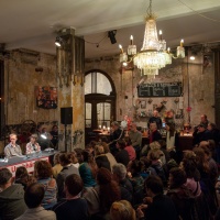 Leipzig Reads event “Die Unabhängigen. Spätausgabe” with four people on the podium in front of a packed audience in the West Wing during the Leipzig Book Fair 2025