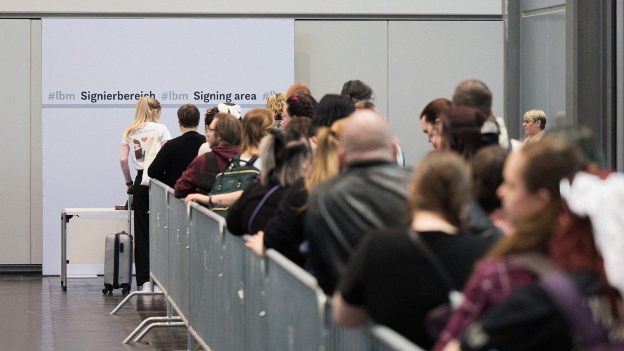 Long line at the signing area of the Leipzig Book Fair 2025