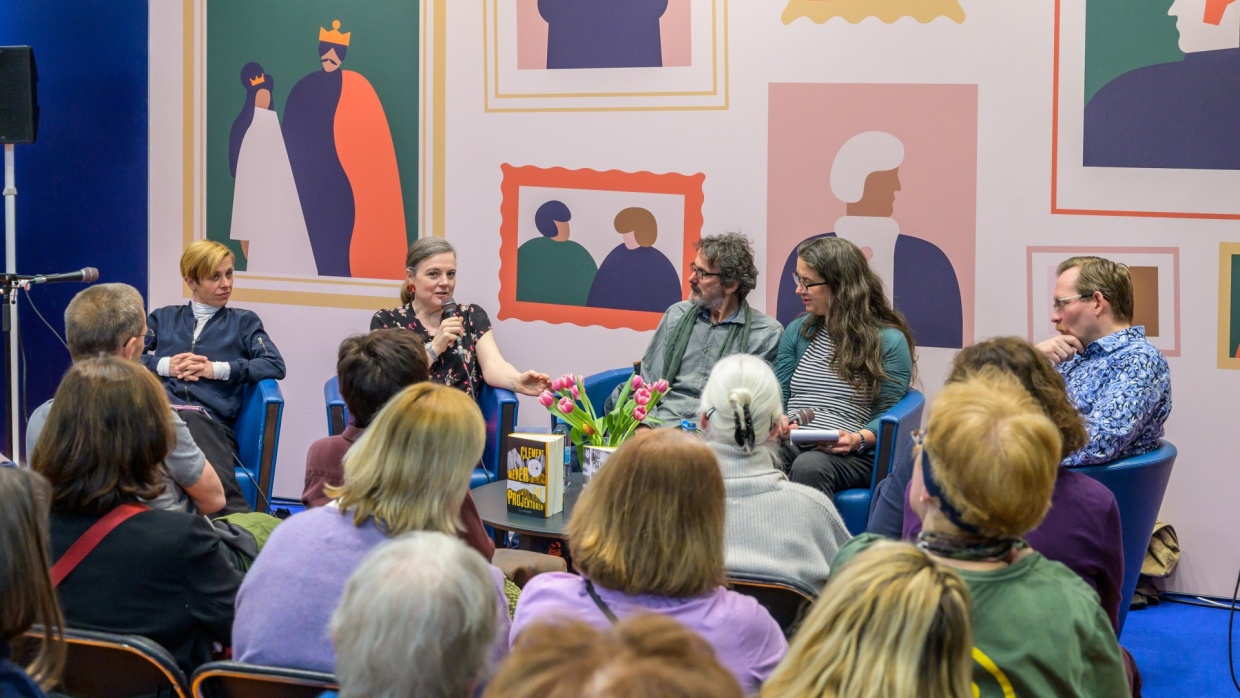 Panel discussion with five people on the Traduki stage at the Leipzig Book Fair 2025, copyright: Alexandra Invanciu